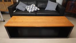 Massiver Couchtisch, Holz/Stahl in einem guten Zustand S260