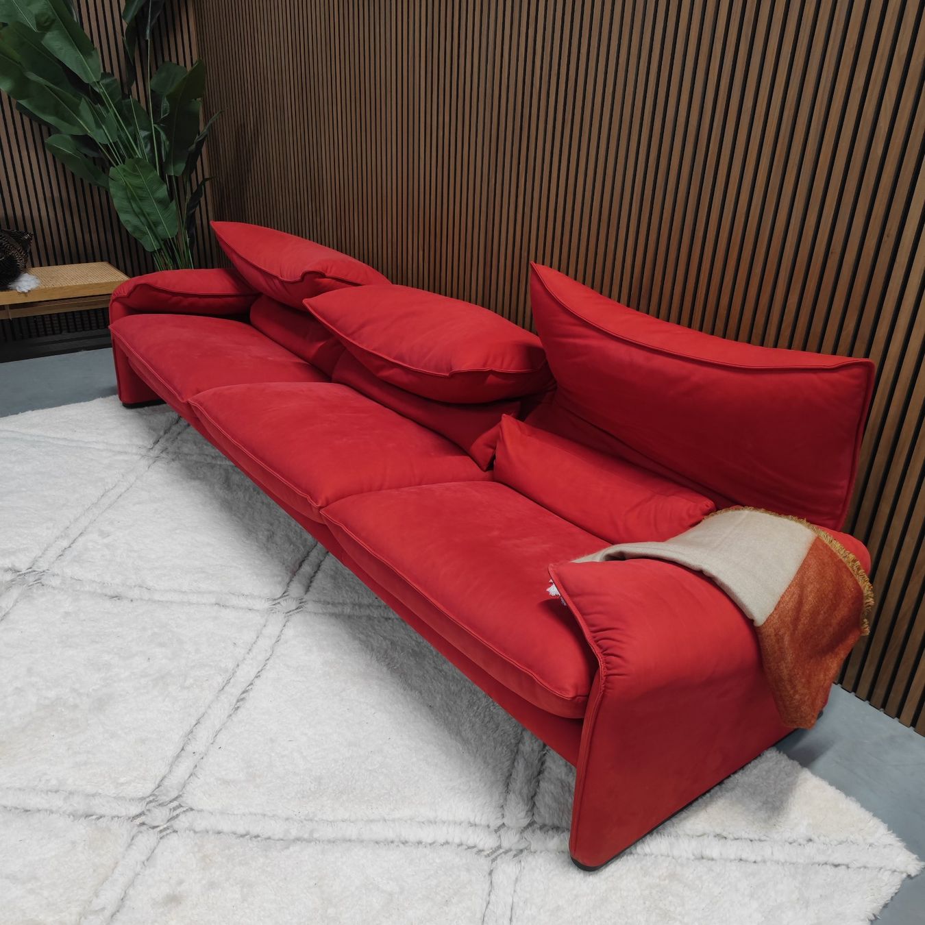 Cassina Sofas: Cassina Maralunga Dreisitzer-Sofa in Rot – Neu und originalverpackt aus Zürich von Nexclusives.com 1