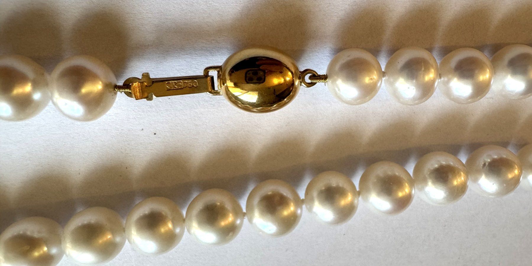 Perle (finte): Klassisches Perlencollier mit Oliven-Goldverschluss 18Kt. – Nuovo e nell'imballaggio originale da Hombrechtikon venduto da Harosa 2