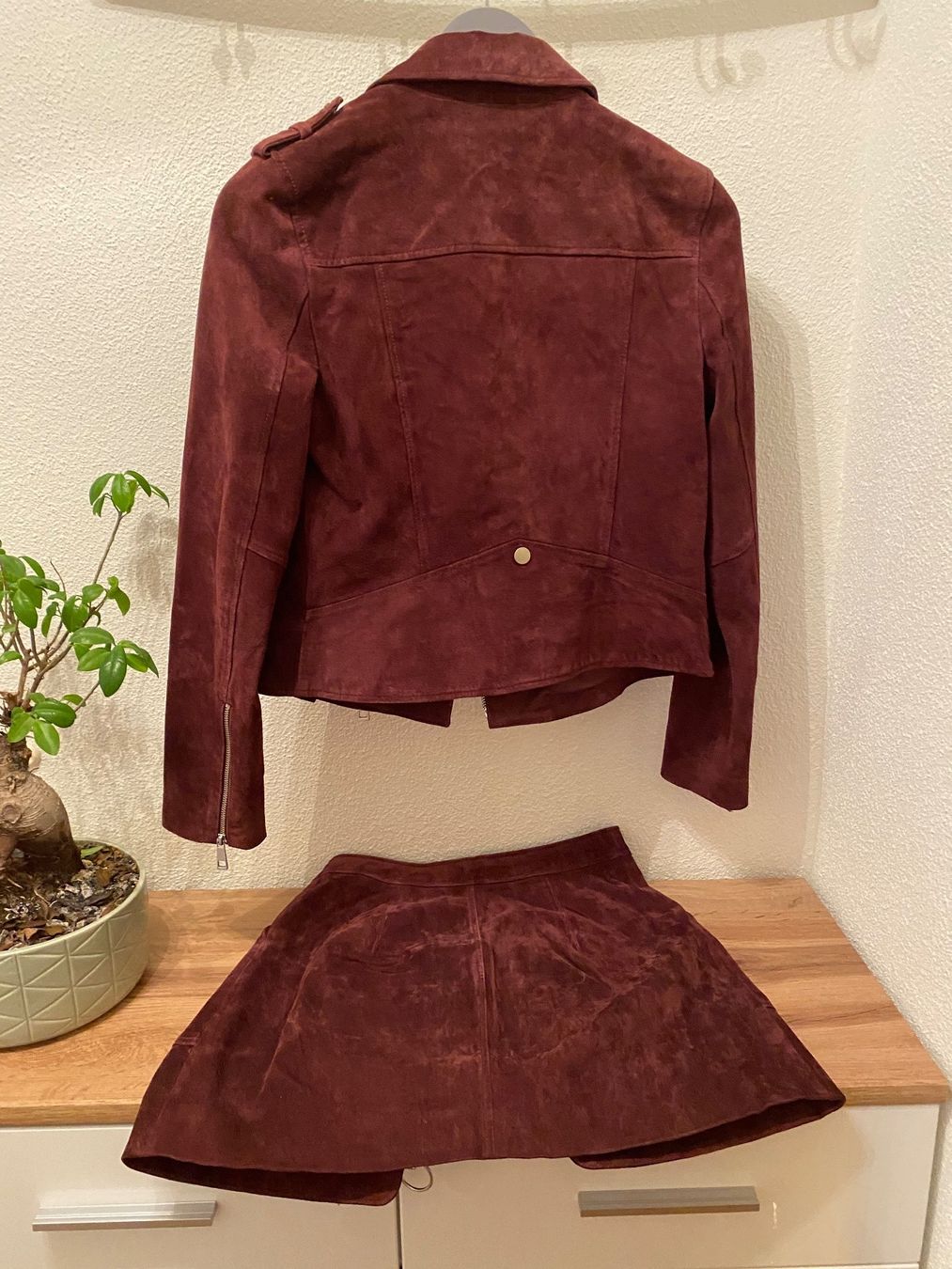 Completi & Tailleur: Wildleder Kostüm Gr. 42 / S – Usato da Weinfelden venduto da Kud 2