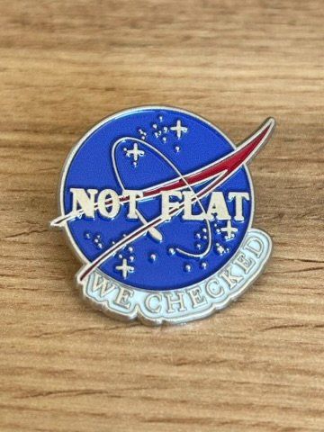 Plaketten & Abzeichen: Lustiger Pin  Nasa / Not Flat – Neu und originalverpackt aus Geneve von vane267