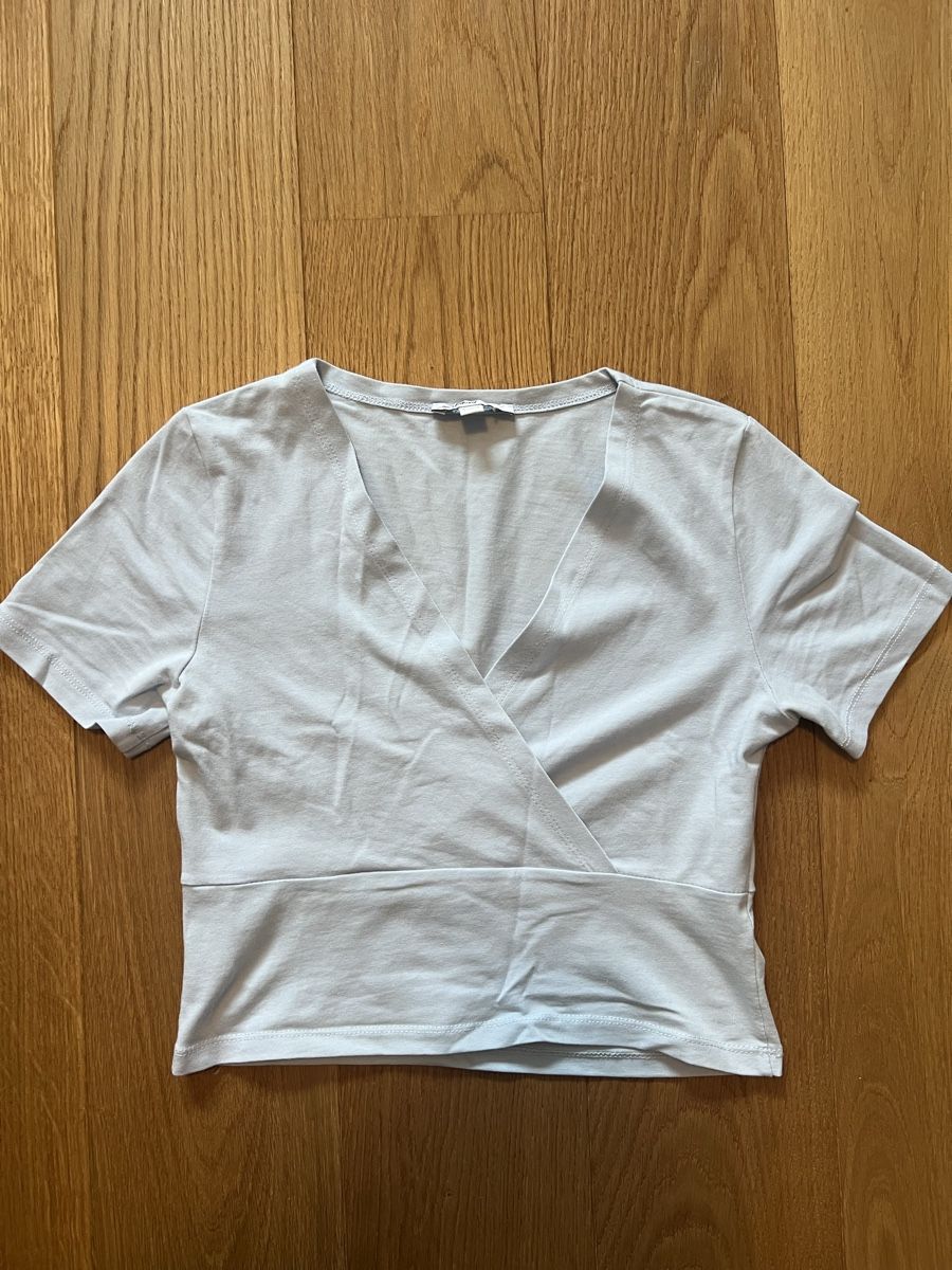 Top: Blaues Crop Top mit V-Ausschnitt – Nuovo (secondo la descrizione) da Frauenfeld venduto da vik_d96k 3