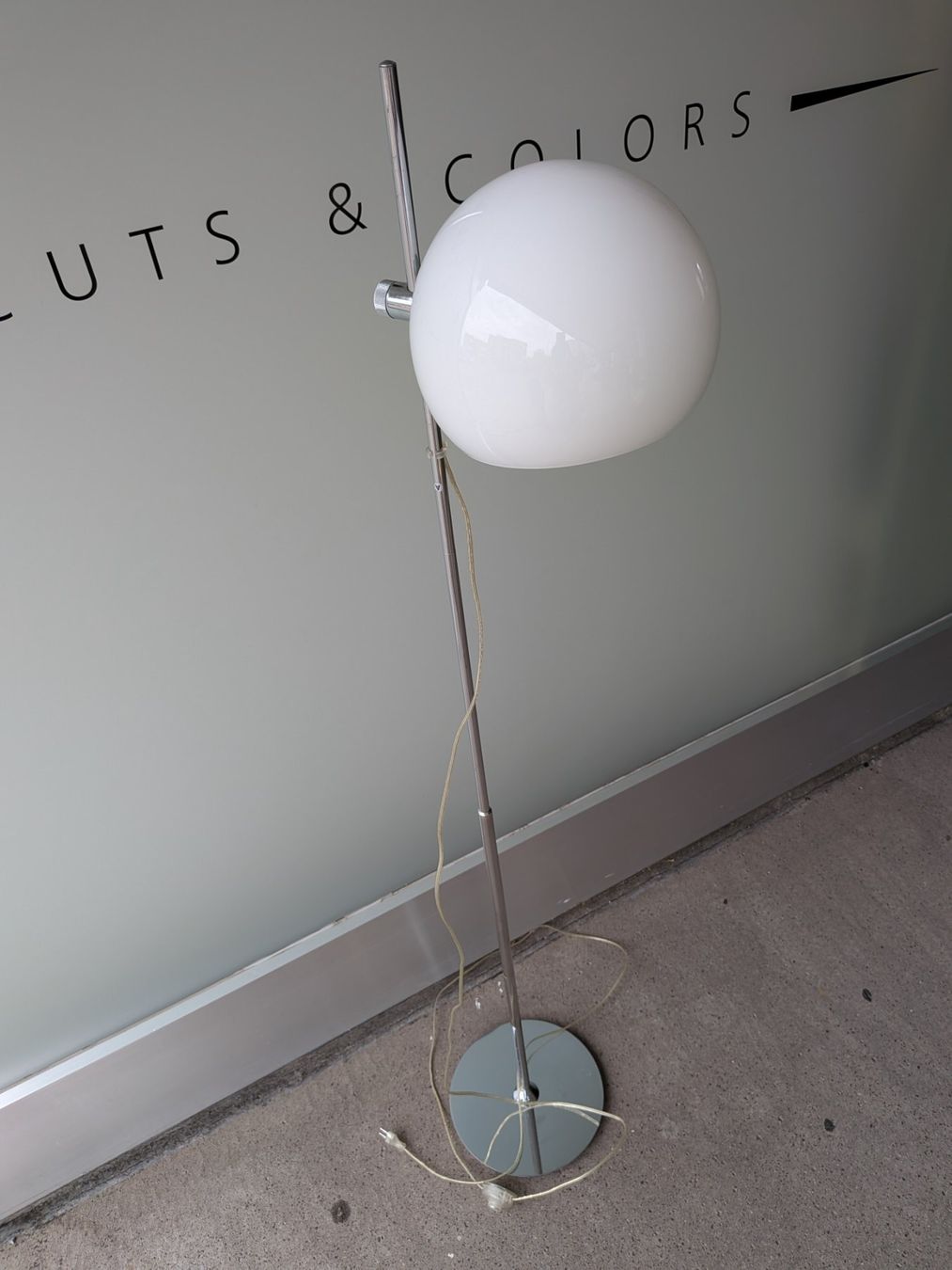 Lampen: Stehlampe mit Kugelglasschirm – Gebraucht aus Emmen von Brockofsky