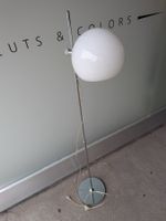 Stehlampe mit Kugelglasschirm