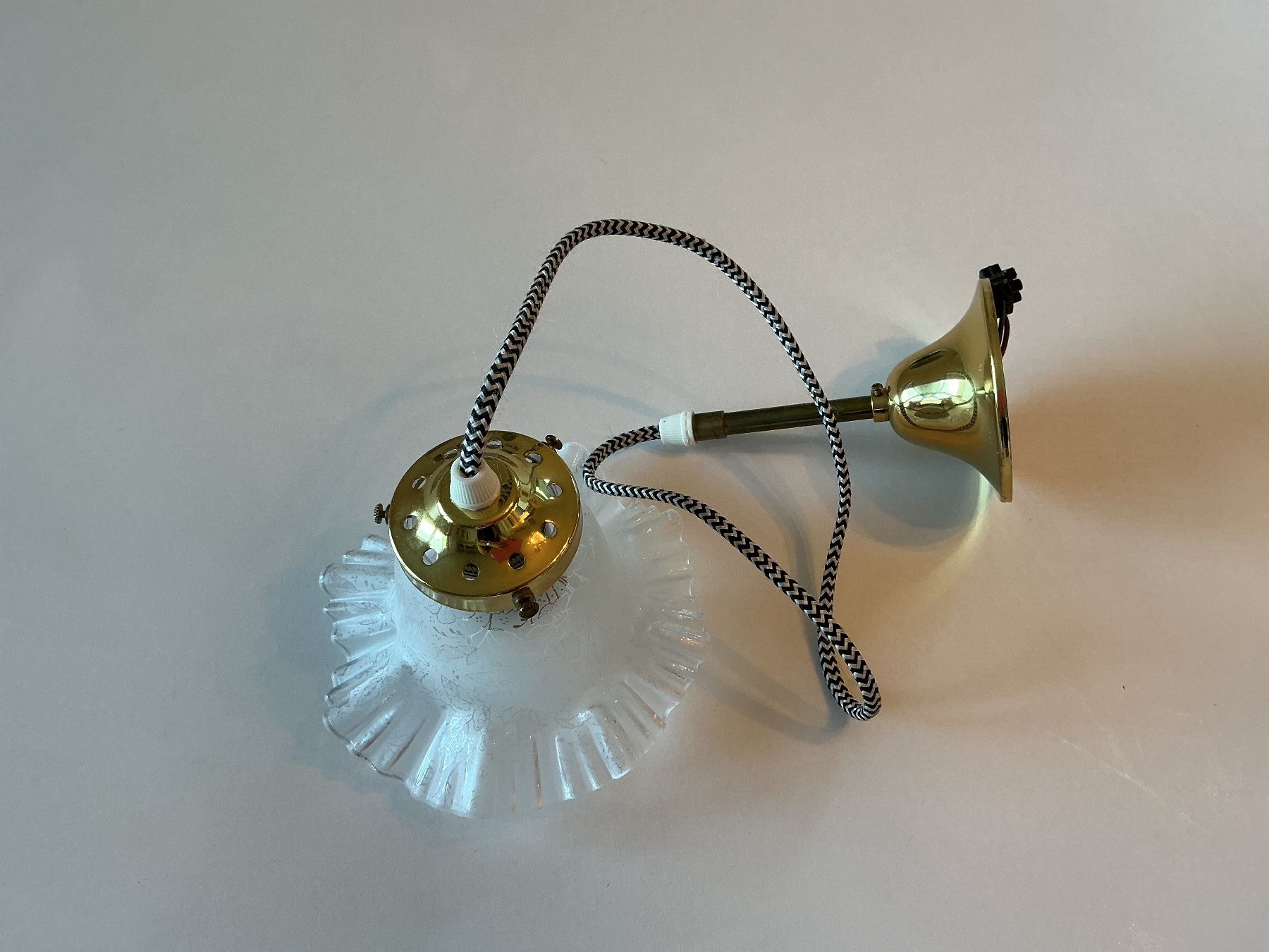 Lampadari & plafoniere: Alte Hängeleuchte Glas mit Messingfassung gebraucht – Usato da Triesen venduto da boston7