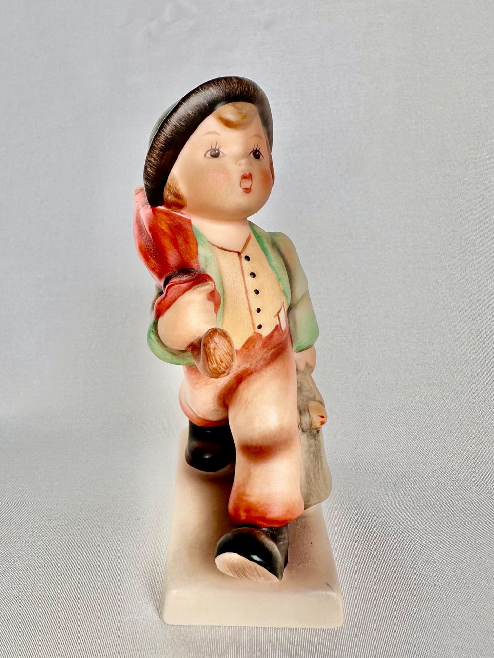 Hummel Statuette: Hübsche Goebel Hummel Figur Junge mit Schirm und Tasche – Usato da Steinen venduto da SputnikSweetheart 4