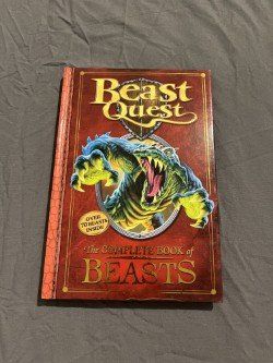 Libri: Beast Quest: Das vollständige Buch der Biester – Nuovo (secondo la descrizione) da Dietlikon venduto da Elpatron12