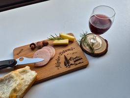 Buchenholz-Znünibrettli mit Bergmotiv & Wunschname