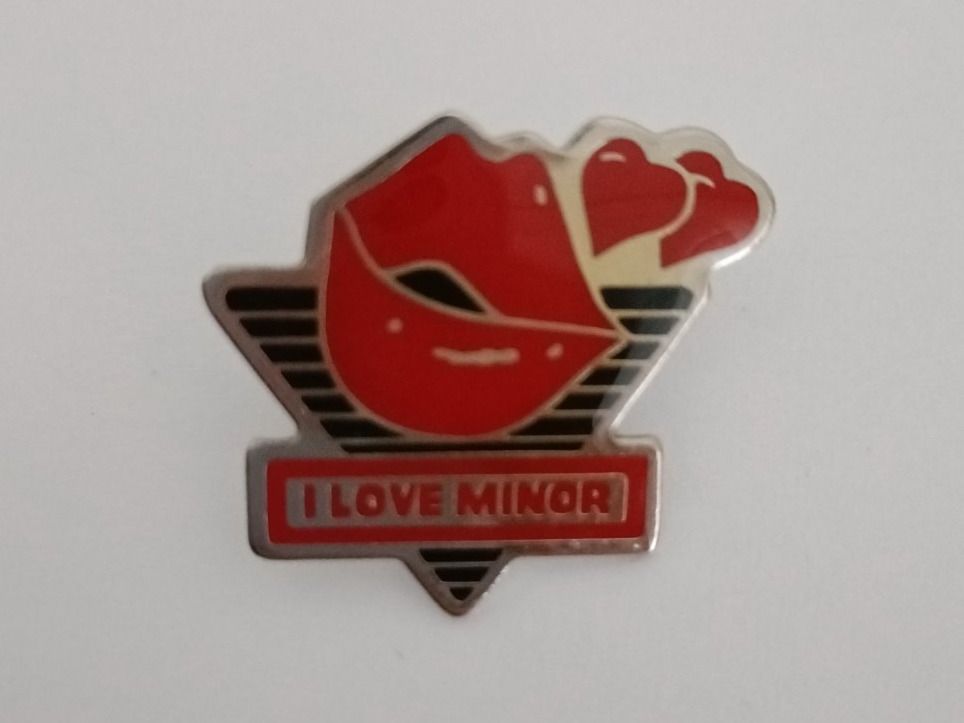 Placchette & Badge: Pin I Love Minor - Box 2 – Usato da Köniz venduto da Pinscollect