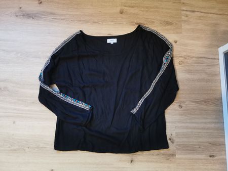 Schönes Luftiges Shirt Gr. XL mit Stickerei