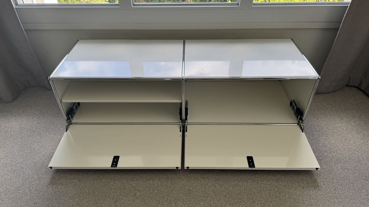 USM Meubles TV: USM Lowboard Reinweiss – D'occasion à Niederhasli par Palmier83400 2