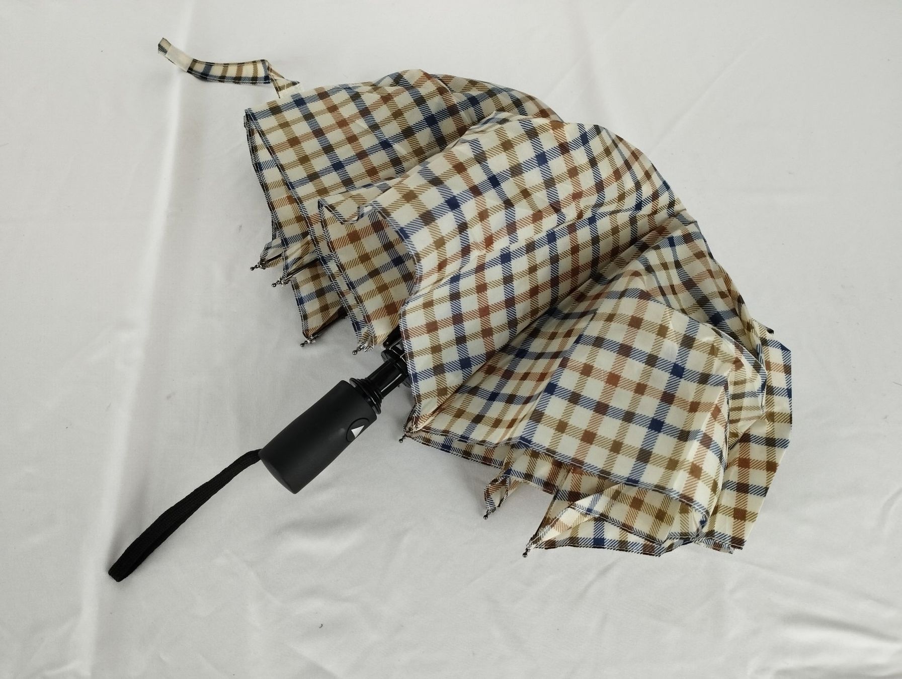 Ombrelli: Regenschirm kariert – Usato da Schübelbach venduto da Restwert_Schubelbach 4
