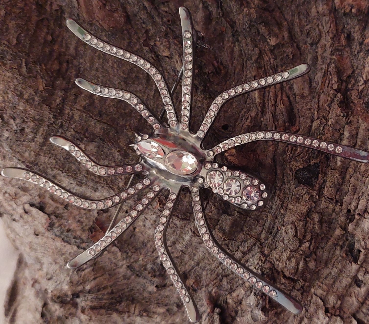 Broches & Aiguilles: Grosse Brosche Spinne Strass silberfarben – Neuf (Voir description) à Oberwil BL par Hunajakakku 1