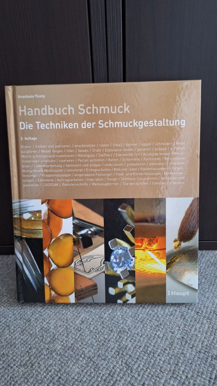 Libri: Handbuch Schmuck: Die Techniken der Schmuckgestaltung  – Usato da Uster venduto da PercysMom