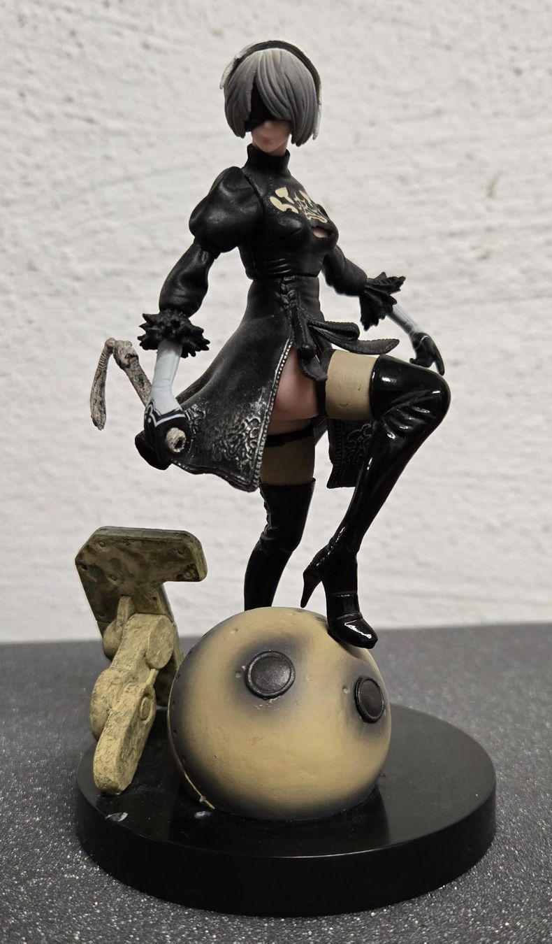 Statuette: Nier Automata Figur 2B mit Pod – Usato da Rheinsulz venduto da Dred 5
