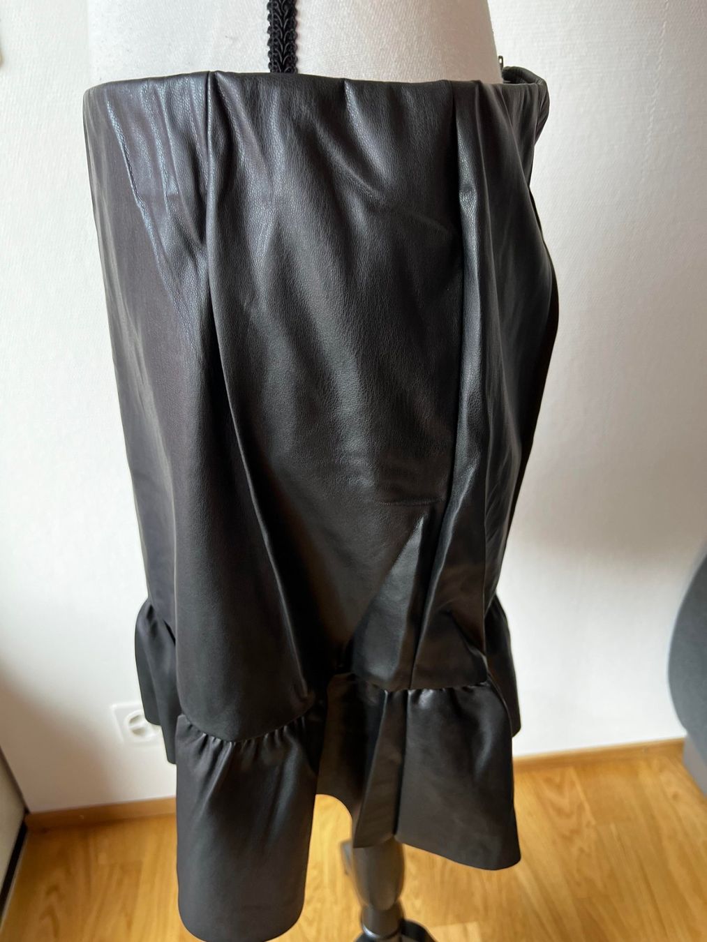 Jupes: Neuer ROCK M aus Kunstleder – Neuf avec emballage d'origine à Riehen par edu_92w7 4