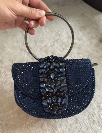 Dunkelblaue Strass-Abendtasche mit Ringgriff und Kette