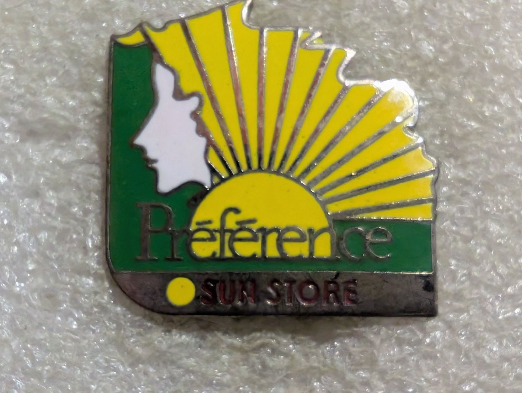 Placchette & Badge: Ansteckpin 42: Preference Sun Store – Usato da Oppligen venduto da Pin-Fall-Shop