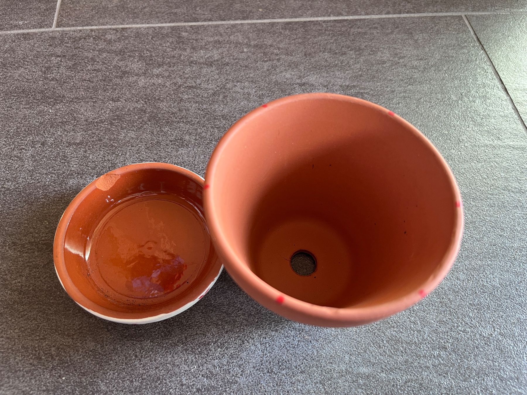 Vasi per fiori: Herziger handbemalter Blumentopf mit passendem Unterteller – Usato da Stein AR venduto da PetraF0102 1