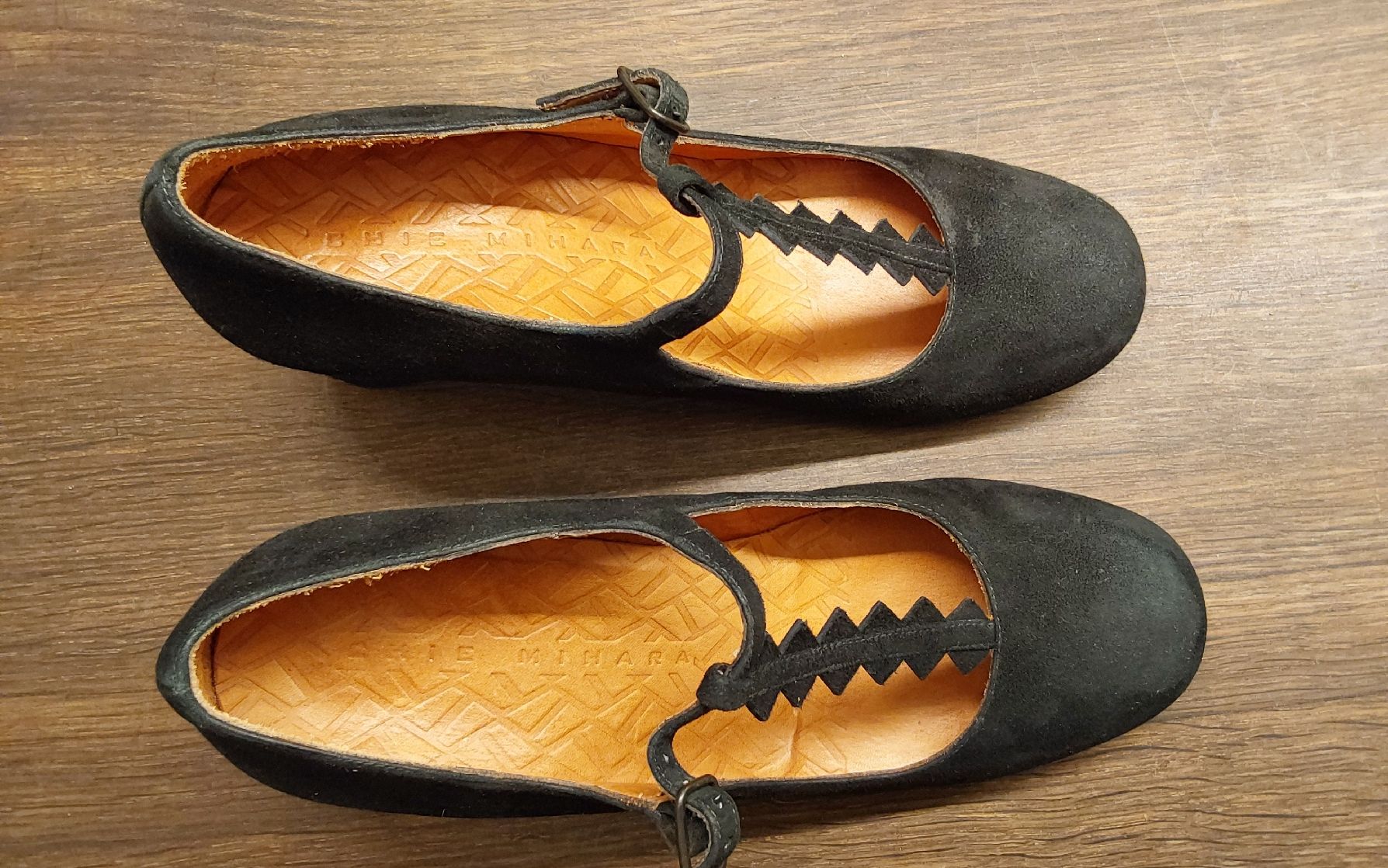 Chie Mihara Scarpe da donna: Pumps 38 Chie Mihara Wildleder schwarz – Usato da Köniz venduto da scopello12