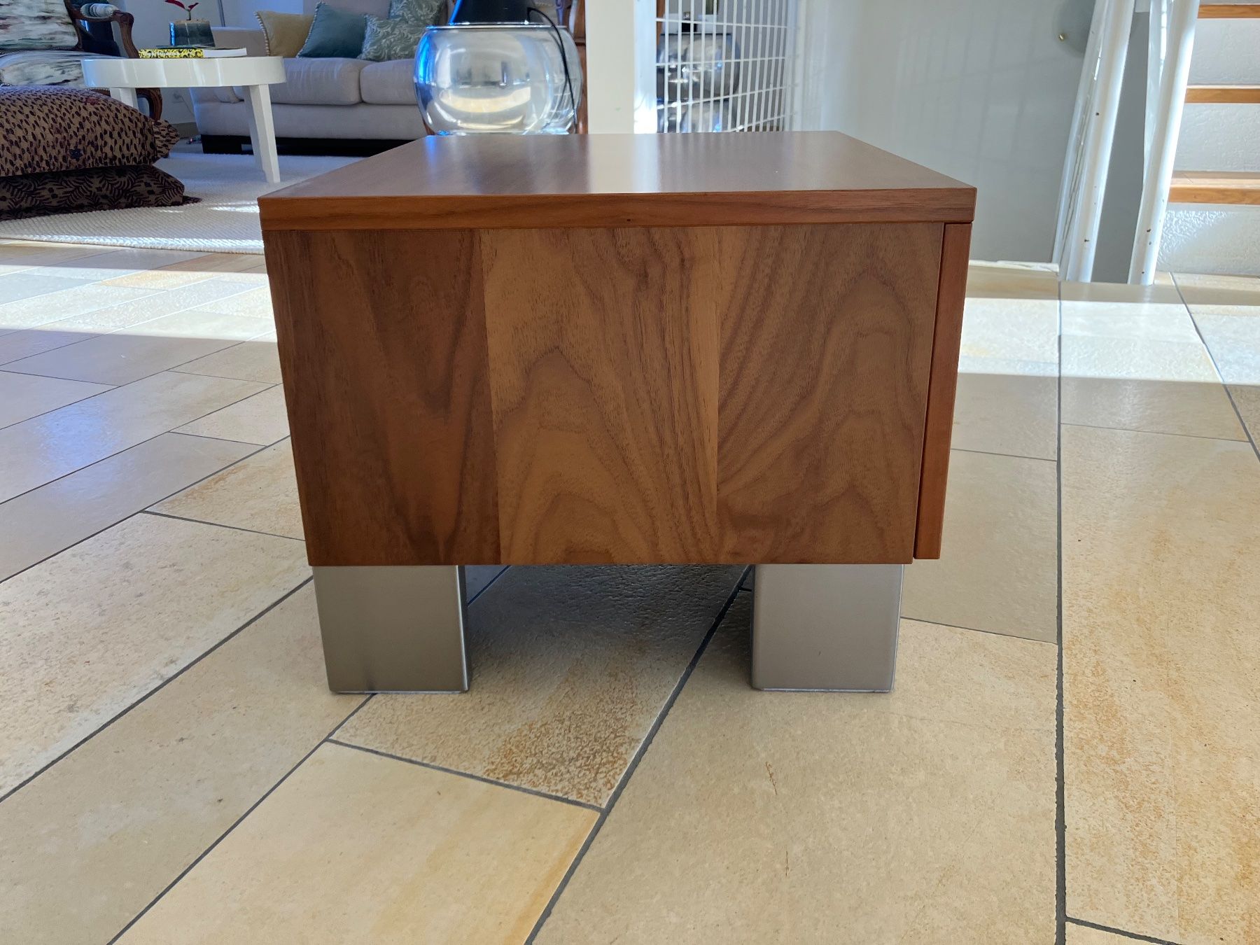 Comodini: Bo Concept - table de chevet couleur noyer – Usato da Vich venduto da SophieCo 1