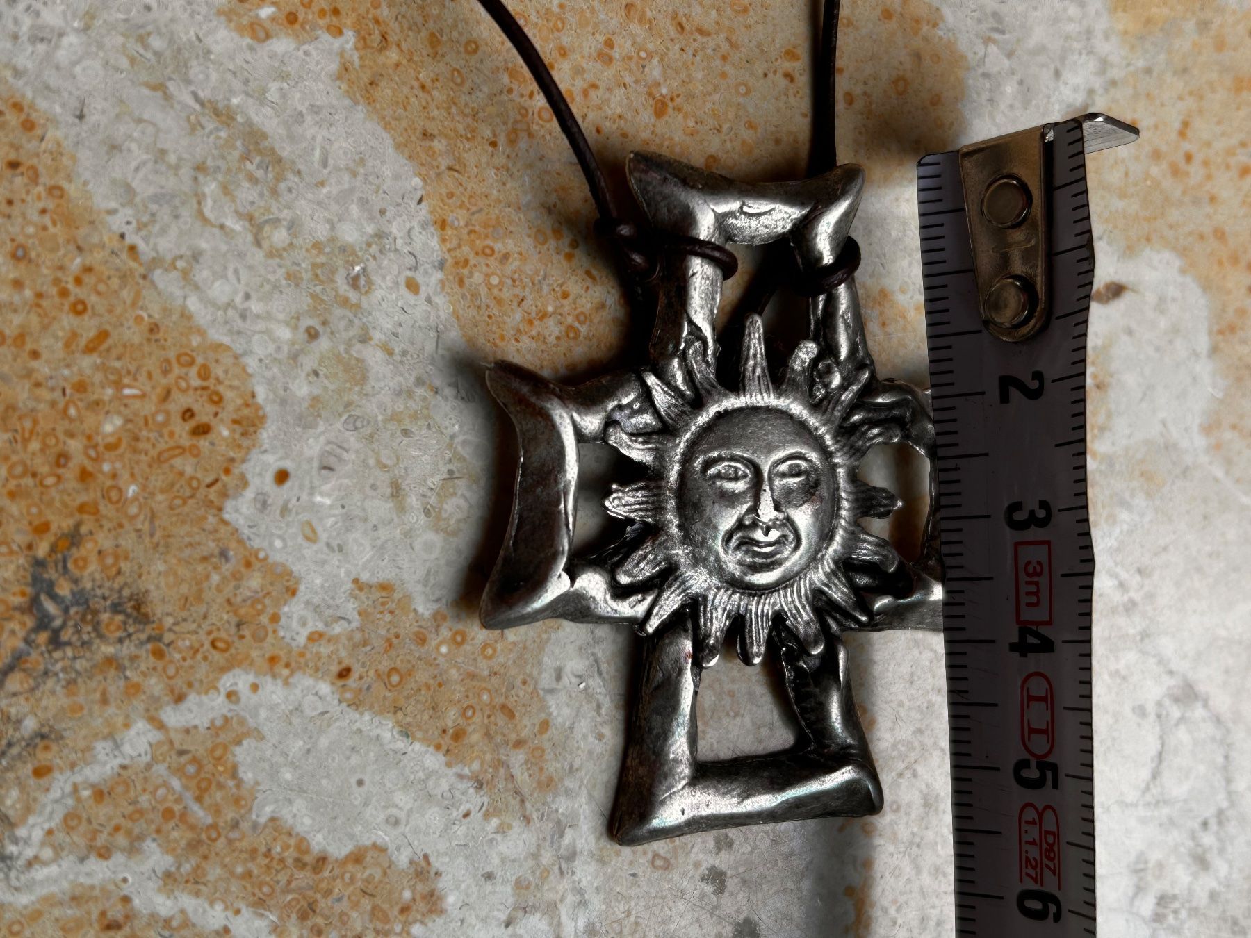 Catenine: Sonnen Amulette mit Lederband – Usato da Laufen venduto da belleskulptur 7