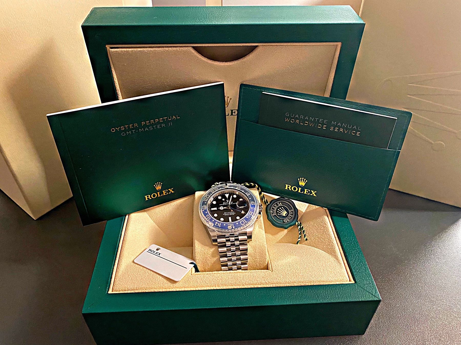 Rolex Orologi: Rolex GMT-Master FULL SET Ref. 126710BLNR UNGETRAGEN – Nuovo e nell'imballaggio originale da Kriens venduto da Ileriadiamore