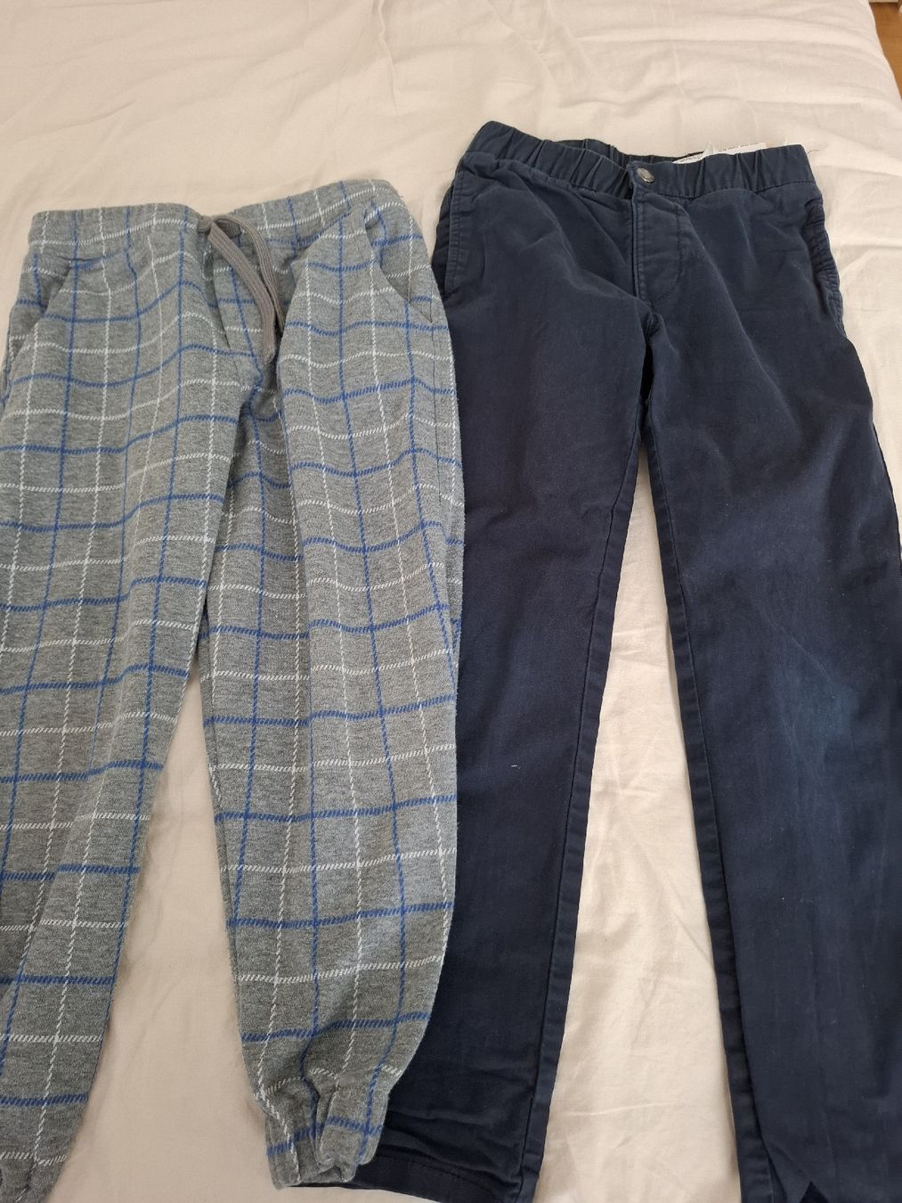 Pantalons: 2 pantalons 128cm – D'occasion à Morges par pat_6kvt