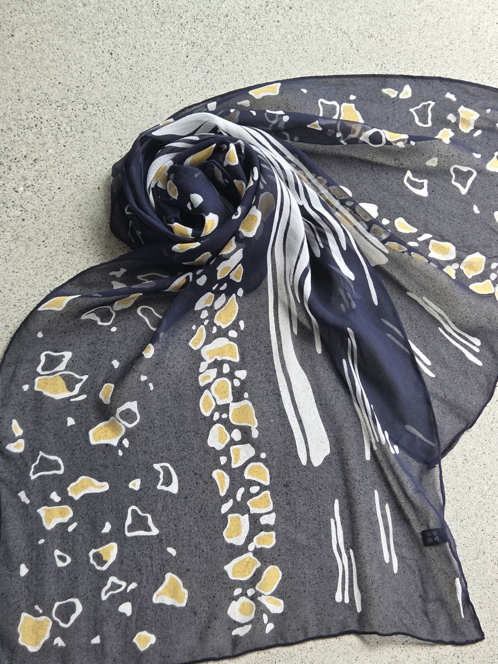 Foulards, Tücher & Schals: Seidenschal, handrolliert, 40 x 160 cm – Neu und originalverpackt aus Frauenfeld von Schenken-mit-Herz