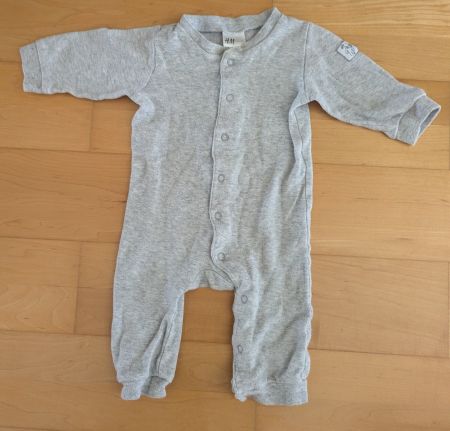 H&M Baby Strampler/Schlafanzug Grau Meliert – Gr. 68