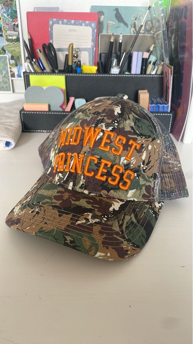 Copricapi, berretti & cappellini: Midwest Princess Cap, Chappel Roan official Merch – Nuovo (secondo la descrizione) da Winterthur venduto da tanasa