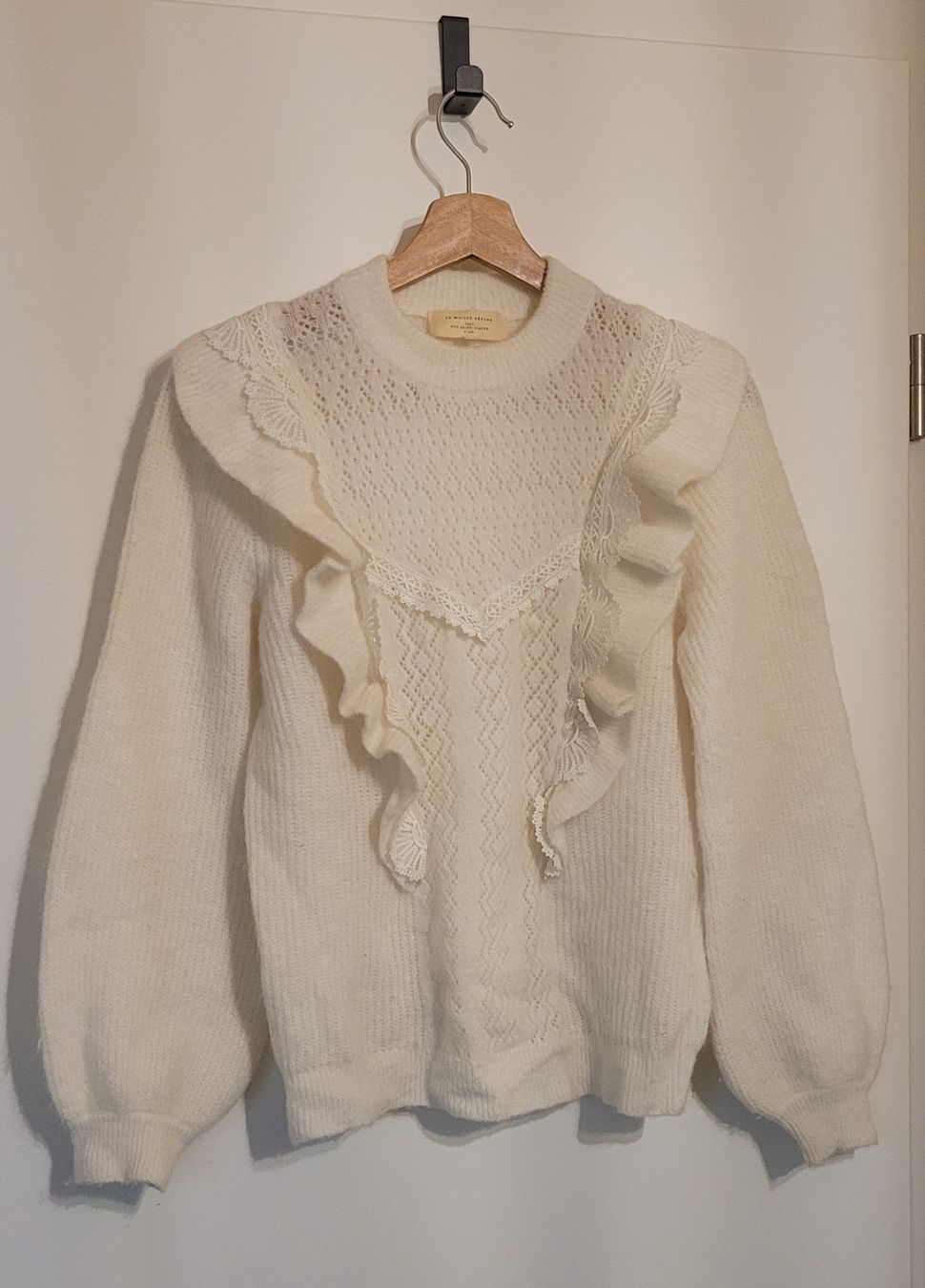 Sezane Tops: Pull blanc de la marque SÉZANE, taille M – D'occasion à Gletterens par cerise-x05