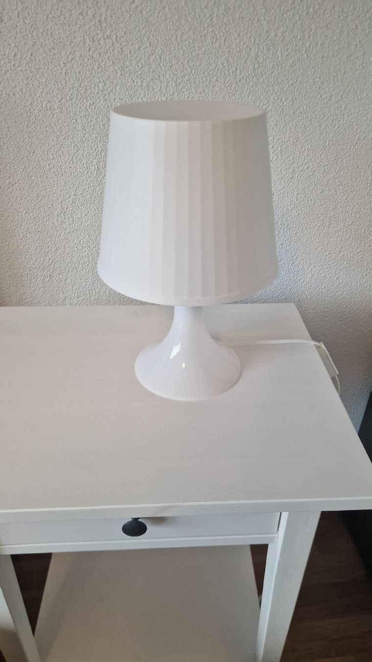 Ikea Lampen: weisse Nachttischlampe – Gebraucht aus Zürich von ley_pzz9 1