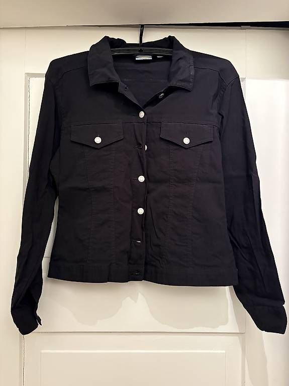Giacche: Jeansjacke schwarz, dünnes Material – Usato da Winterthur venduto da Pluna70