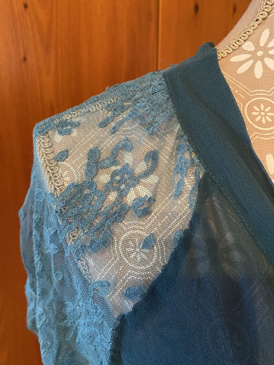 Sandro Blusen: Damen Oberteil Sandro blau Bluse mit Spitzenärmeln – Gebraucht aus Maur von chr_x8zv 1