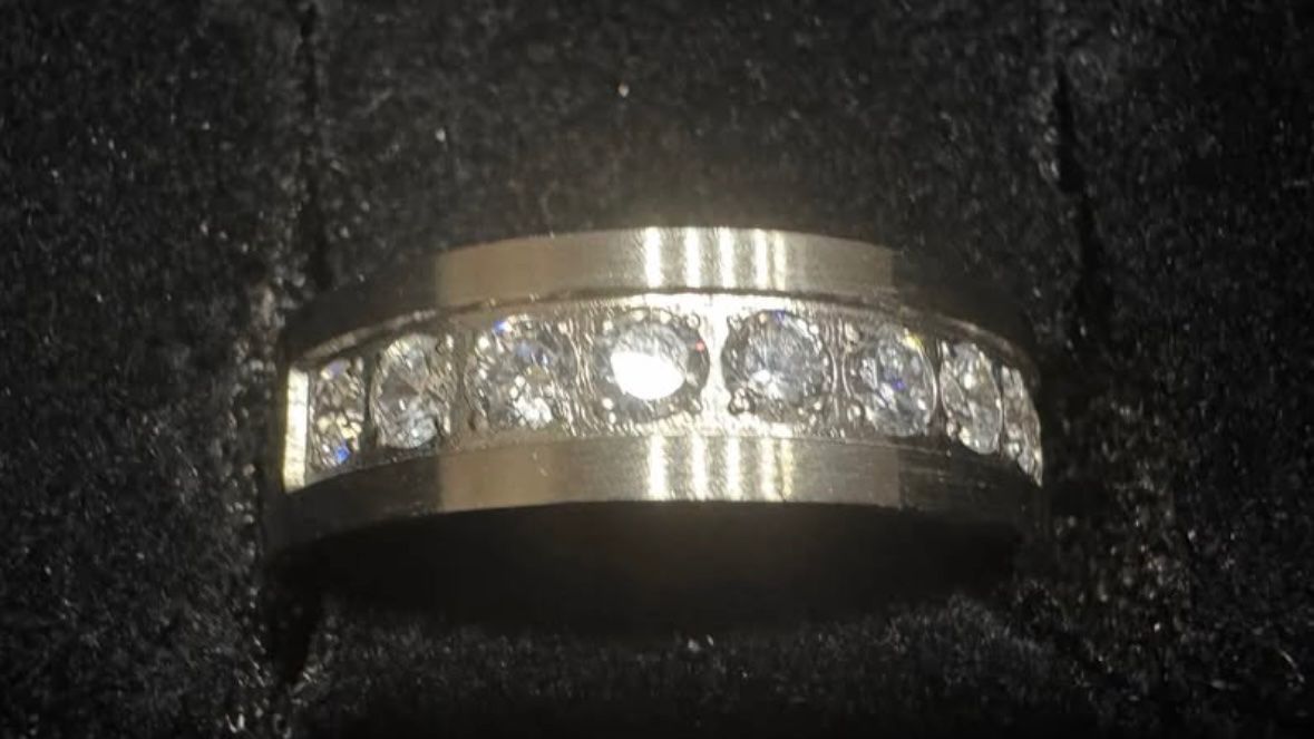 Ring aus Stahl mit wunderschönen funkelnden Zirkonia 💎 (Neu (gemäss ...