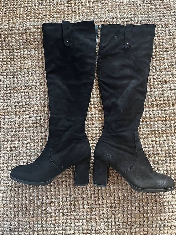 Schöner schwarzer Stiefel in Wildlederioptik 1