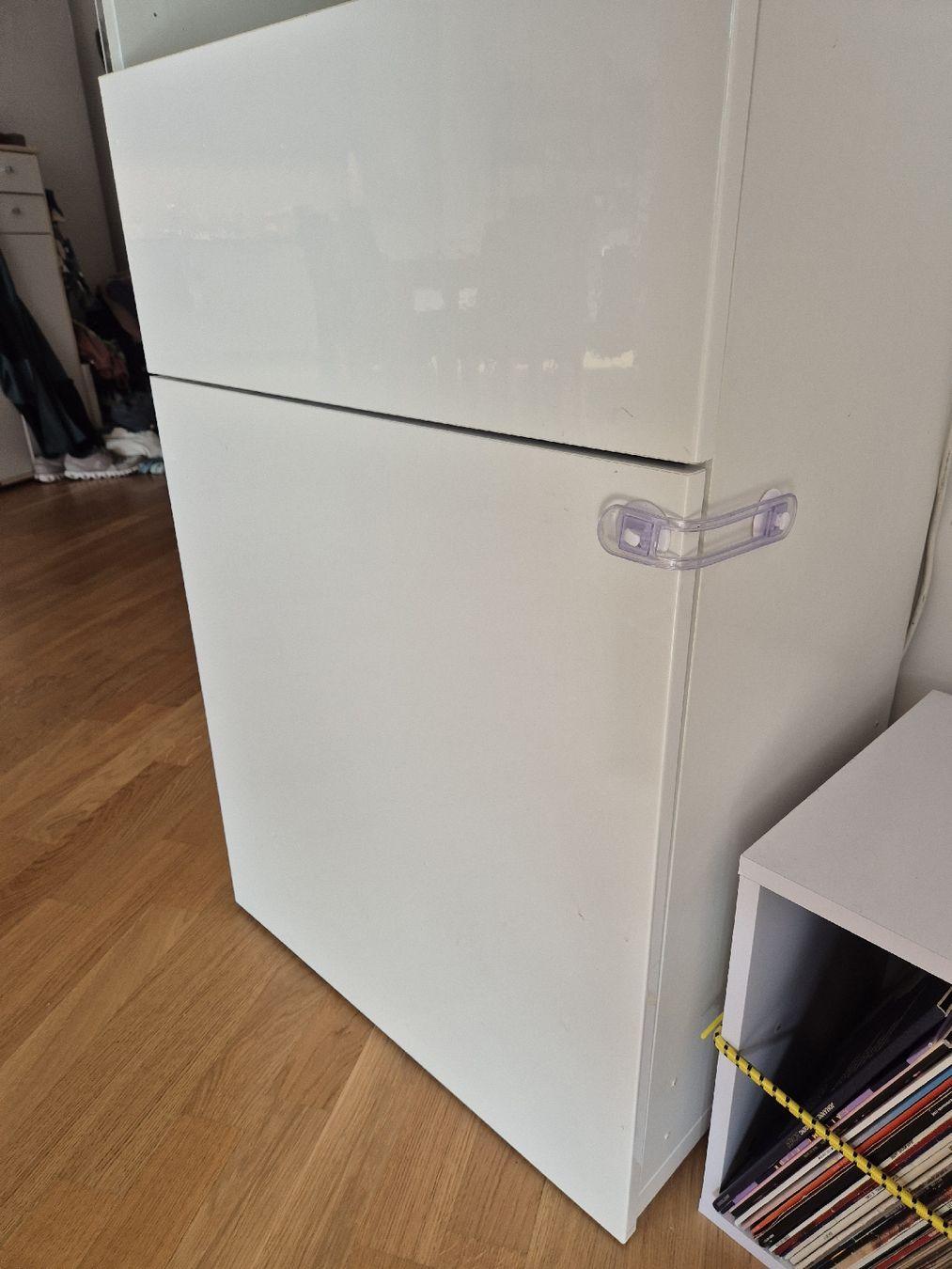 Ikea Kommoden: Schrank/Kommode weiss Hochglanz mit Glasfront – Gebraucht aus Luzern von bam_qr5p 1