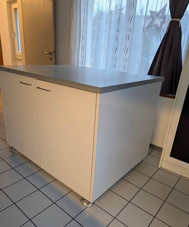 Cucine complete: Geräumige Kücheninsel / Küchenmöbel auf Rollen  – Usato da Wattwil venduto da Lilo111 1