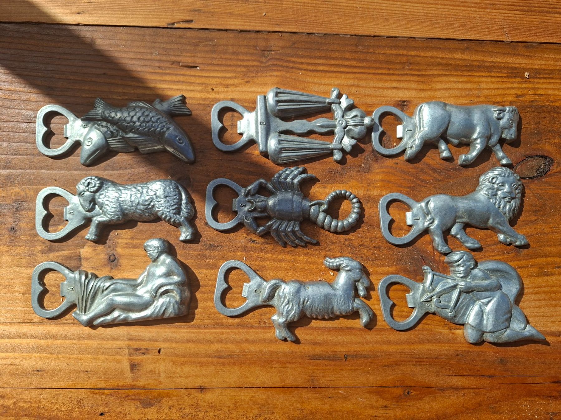 Tutte le decorazioni: 9 Flaschenöffner Sternzeichen Set Metall gebraucht – Usato da Schaffhausen venduto da meteor7