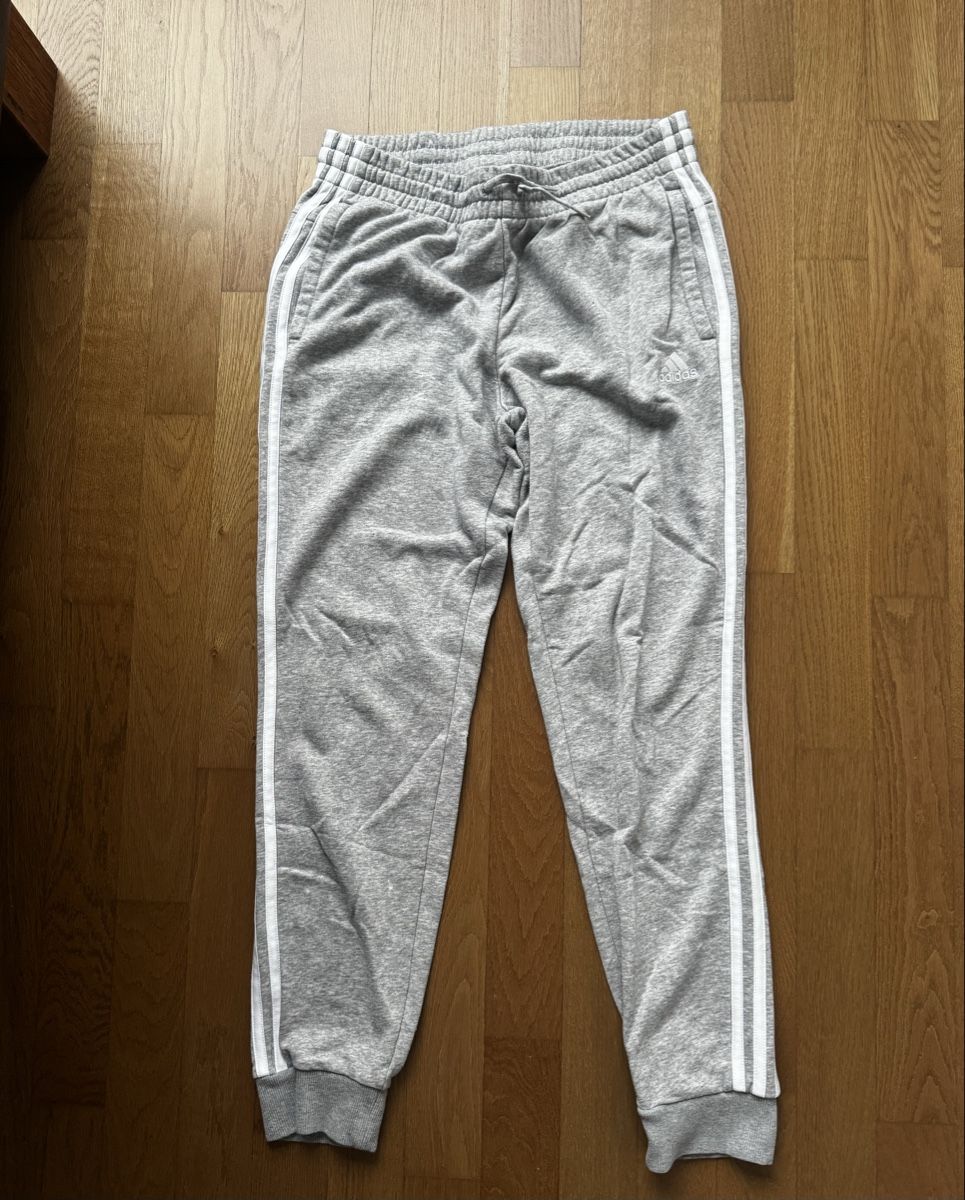 Adidas Pantaloni: Adidas Jogginghose, Grau mit Streifen – Usato da Rorschach venduto da 5TORO5