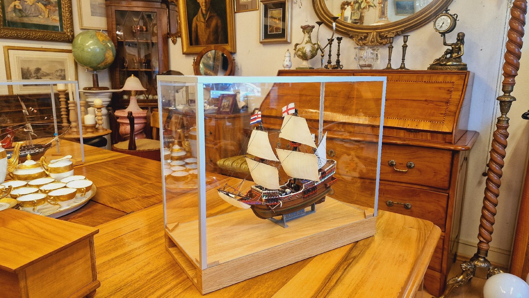 Kit di modellismo & Modellini statici: Schönes Modellschiff Golden Hind mit Vitrine – Usato da BERN venduto da Intarsia 7