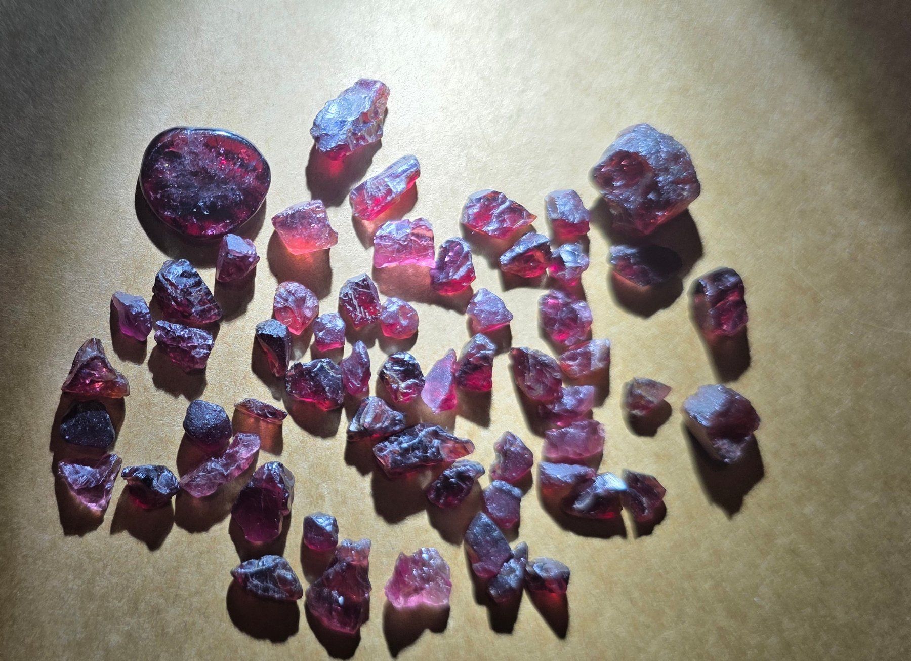 Pietre preziose: 124,1 ct Grenats bruts naturels 58 pcs – Usato da Carouge GE venduto da Crystal_Energy