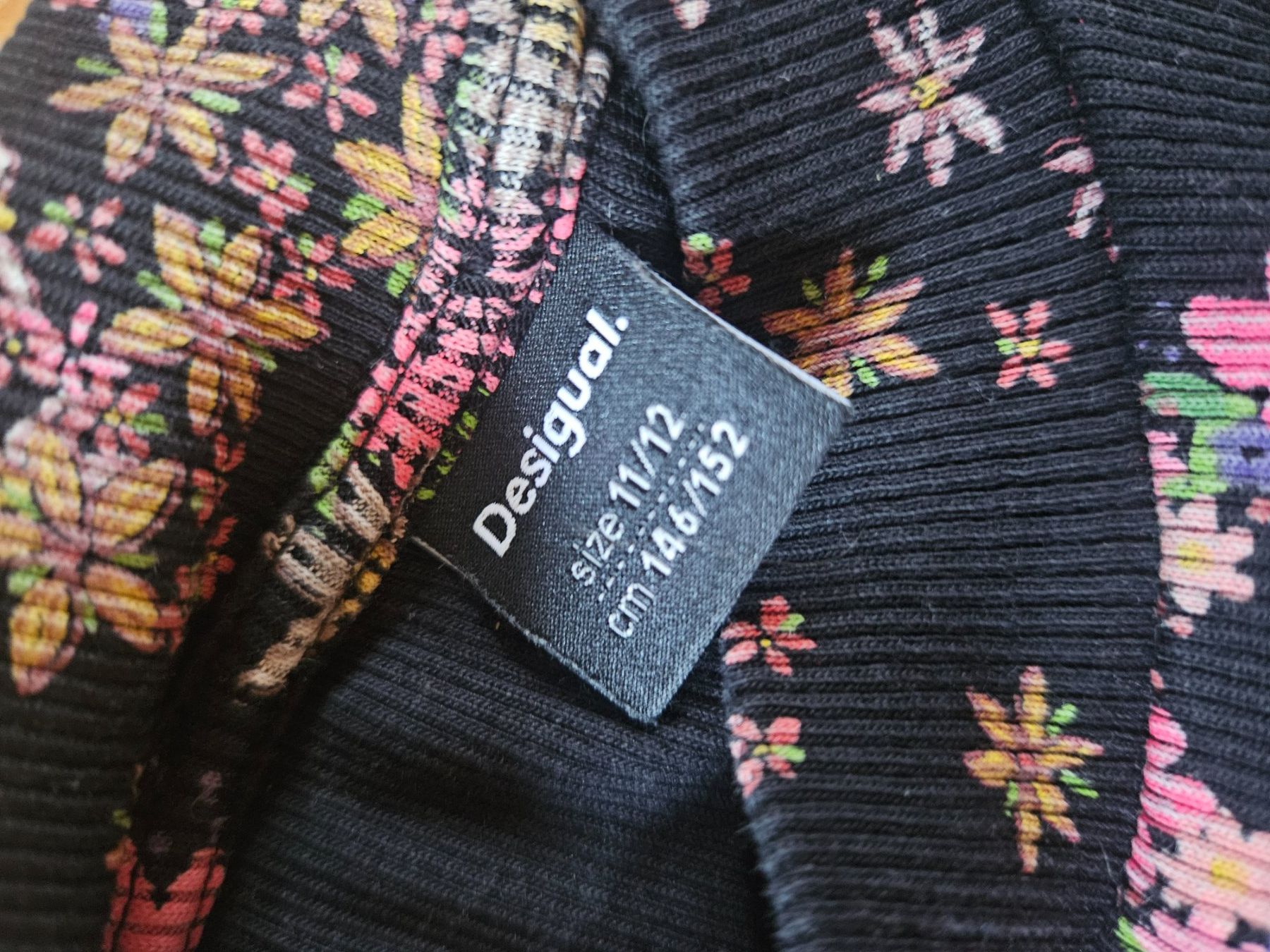 Robes et jupes: 2 Kleider 146 WE und Desigual – D'occasion à Rifferswil par fle_5nqr 1