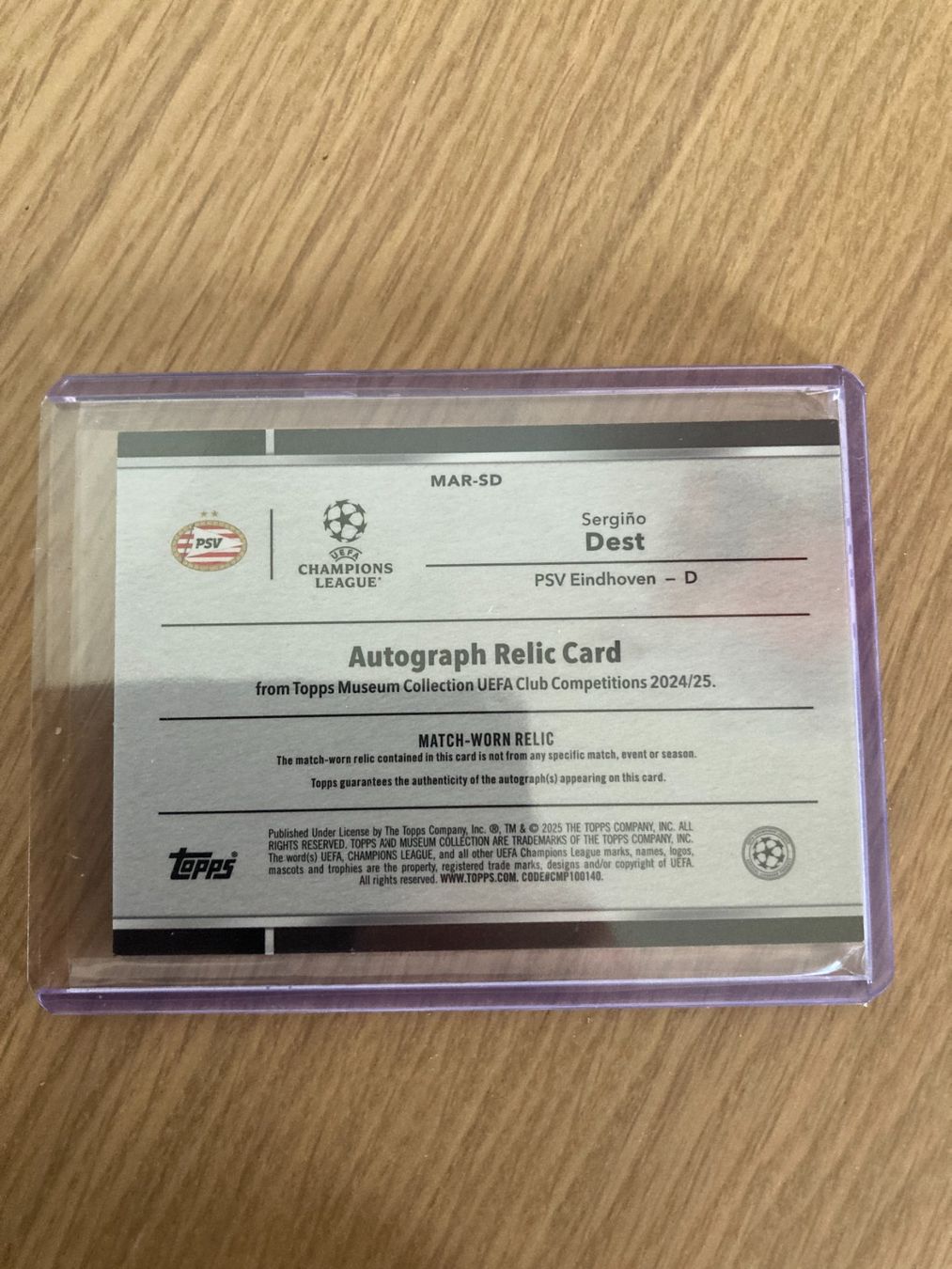 Topps Carte collezionabili: Topps Museum UEFA 24-25 - Sergino Dest Patch Auto /299 – Usato da La Tour-de-Peilz venduto da Tyalos_Cards 1