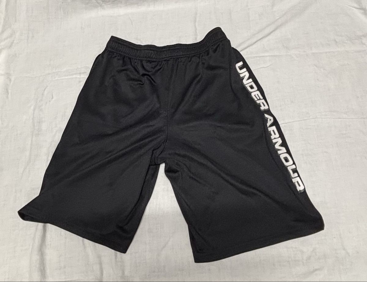 Under Armour Pantaloni: Under Armour Trainingsshorts, schwarz, Gr. YXL – Usato da Dietlikon venduto da Babies02 1