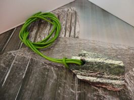 Serpentin roh an Lederkordel