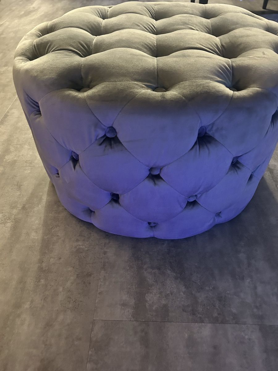 Hocker: Eleganter Samt-Pouf / Sitzhocker – 60x60 cm – Gebraucht aus Thun von Chachacha95 2