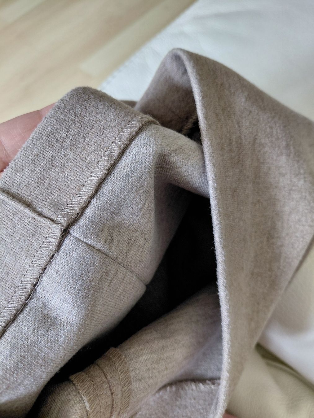 Uniqlo Pantaloni: UNIQLO Beige Trousers  – Usato da Turbenthal venduto da apr_h7z2 4