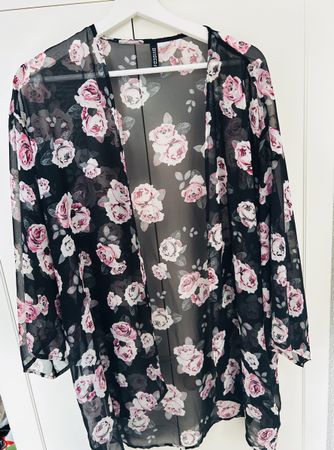 Kimono mit Rosenmuster, Grösse L, Top Zustand